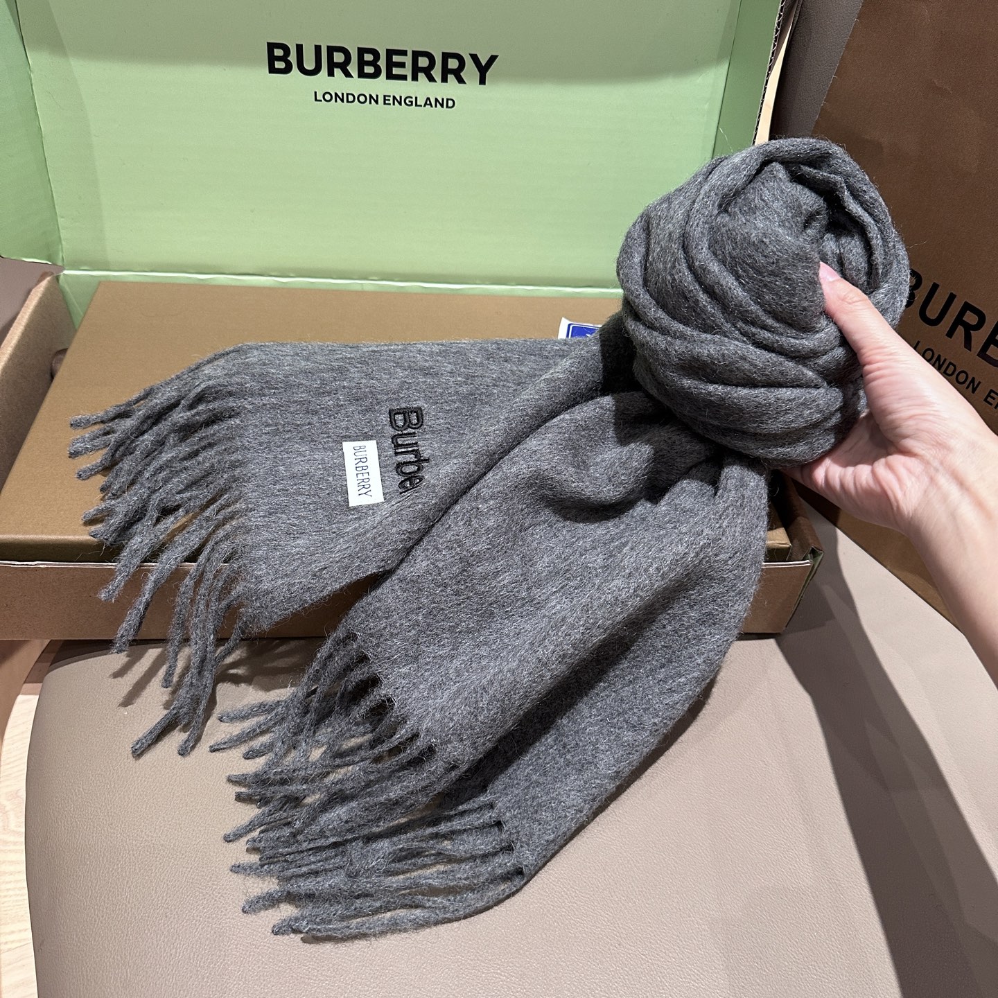 
Burberry · 巴宝莉围巾❗️好看的要疯掉了，太有型太有魅力了❗️❗️非常斯文时尚的秋冬单品！真