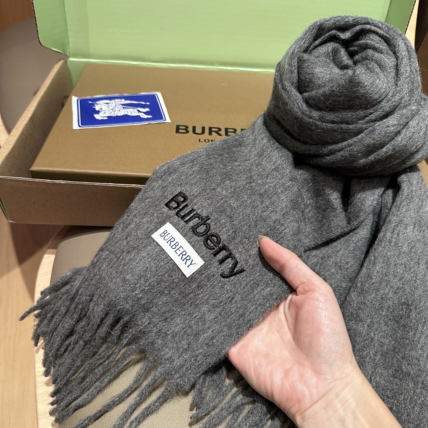 
Burberry · 巴宝莉围巾❗️好看的要疯掉了，太有型太有魅力了❗️❗️非常斯文时尚的秋冬单品！真