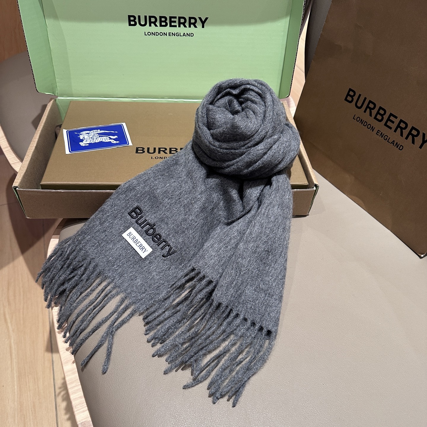 
Burberry · 巴宝莉围巾❗️好看的要疯掉了，太有型太有魅力了❗️❗️非常斯文时尚的秋冬单品！真