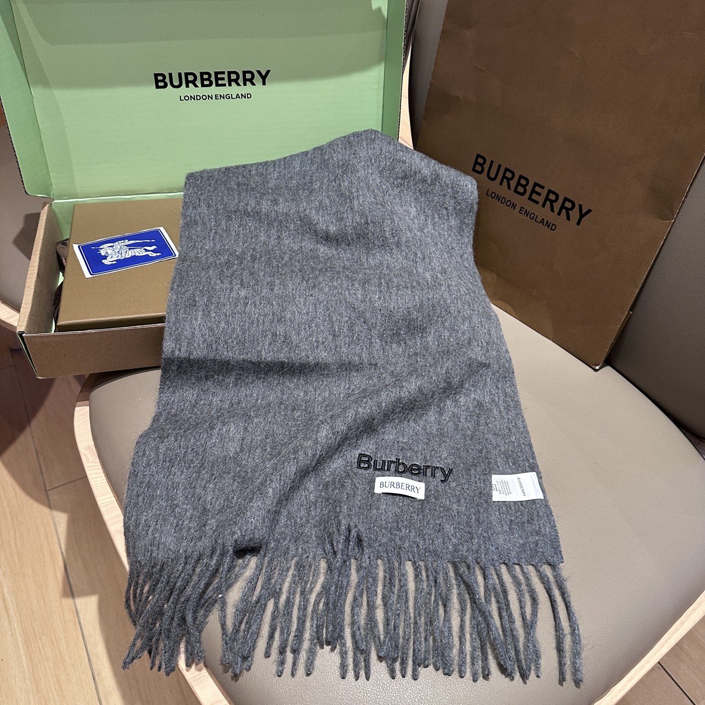 
Burberry · 巴宝莉围巾❗️好看的要疯掉了，太有型太有魅力了❗️❗️非常斯文时尚的秋冬单品！真