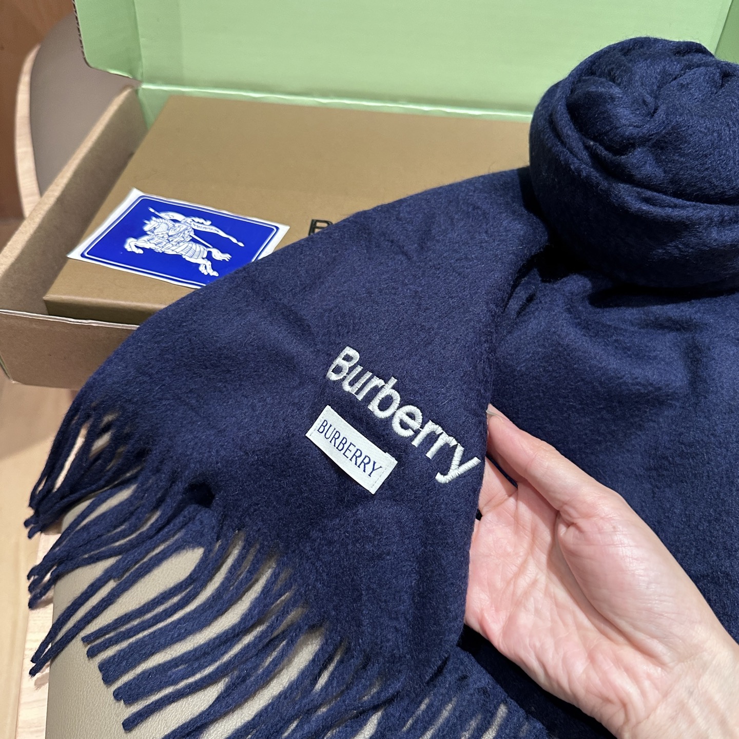 
Burberry · 巴宝莉围巾❗️好看的要疯掉了，太有型太有魅力了❗️❗️非常斯文时尚的秋冬单品！真