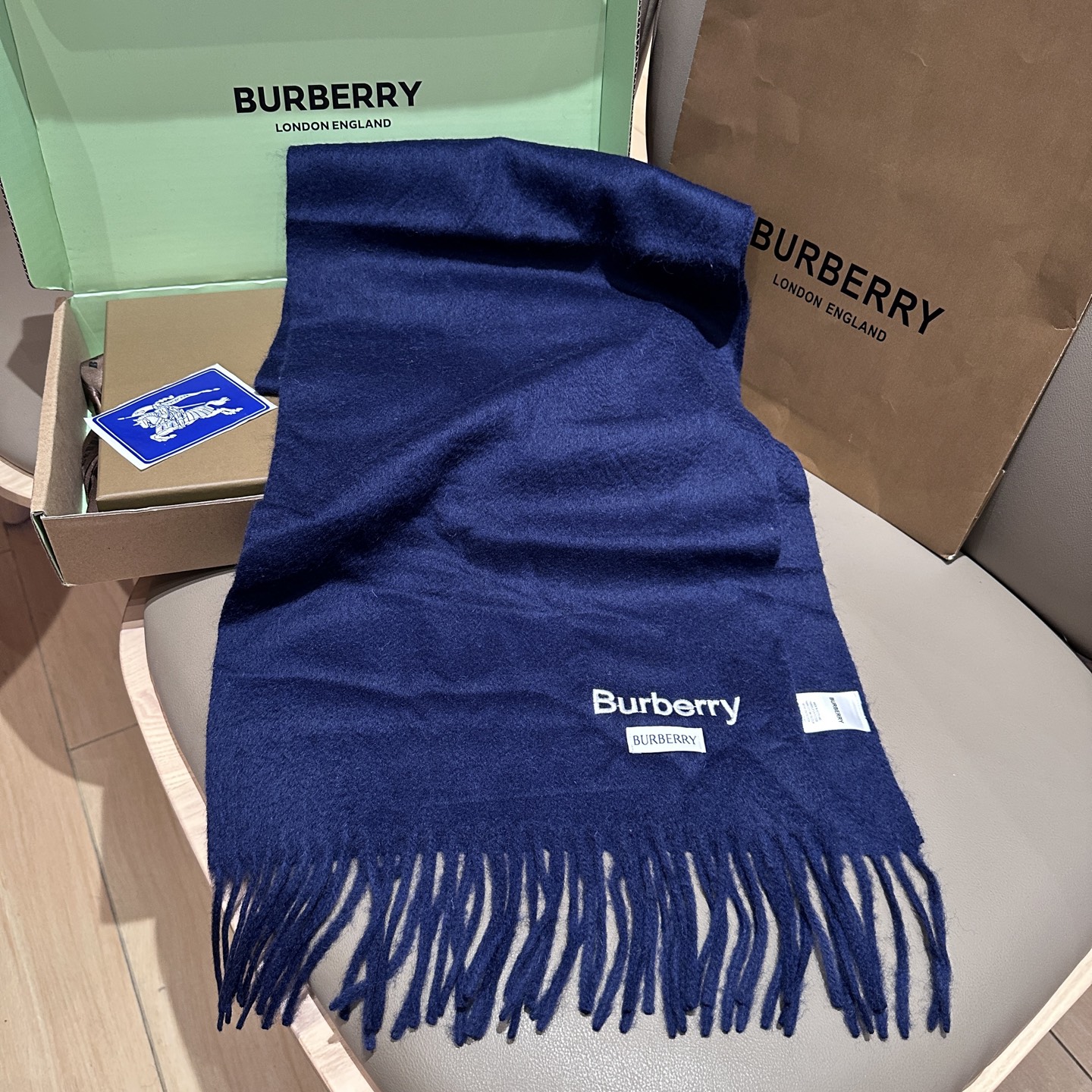 
Burberry · 巴宝莉围巾❗️好看的要疯掉了，太有型太有魅力了❗️❗️非常斯文时尚的秋冬单品！真