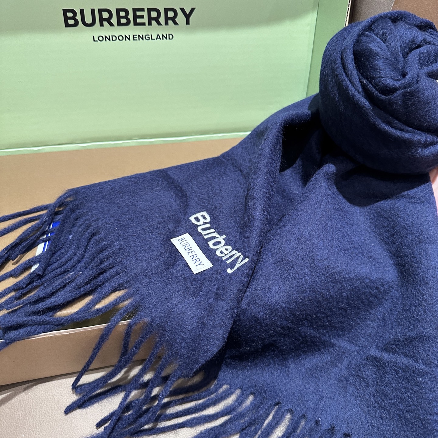 
Burberry · 巴宝莉围巾❗️好看的要疯掉了，太有型太有魅力了❗️❗️非常斯文时尚的秋冬单品！真