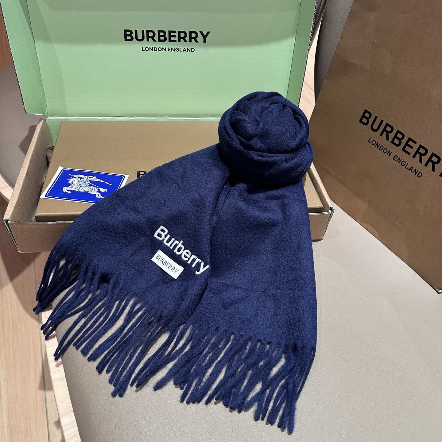 
Burberry · 巴宝莉围巾❗️好看的要疯掉了，太有型太有魅力了❗️❗️非常斯文时尚的秋冬单品！真
