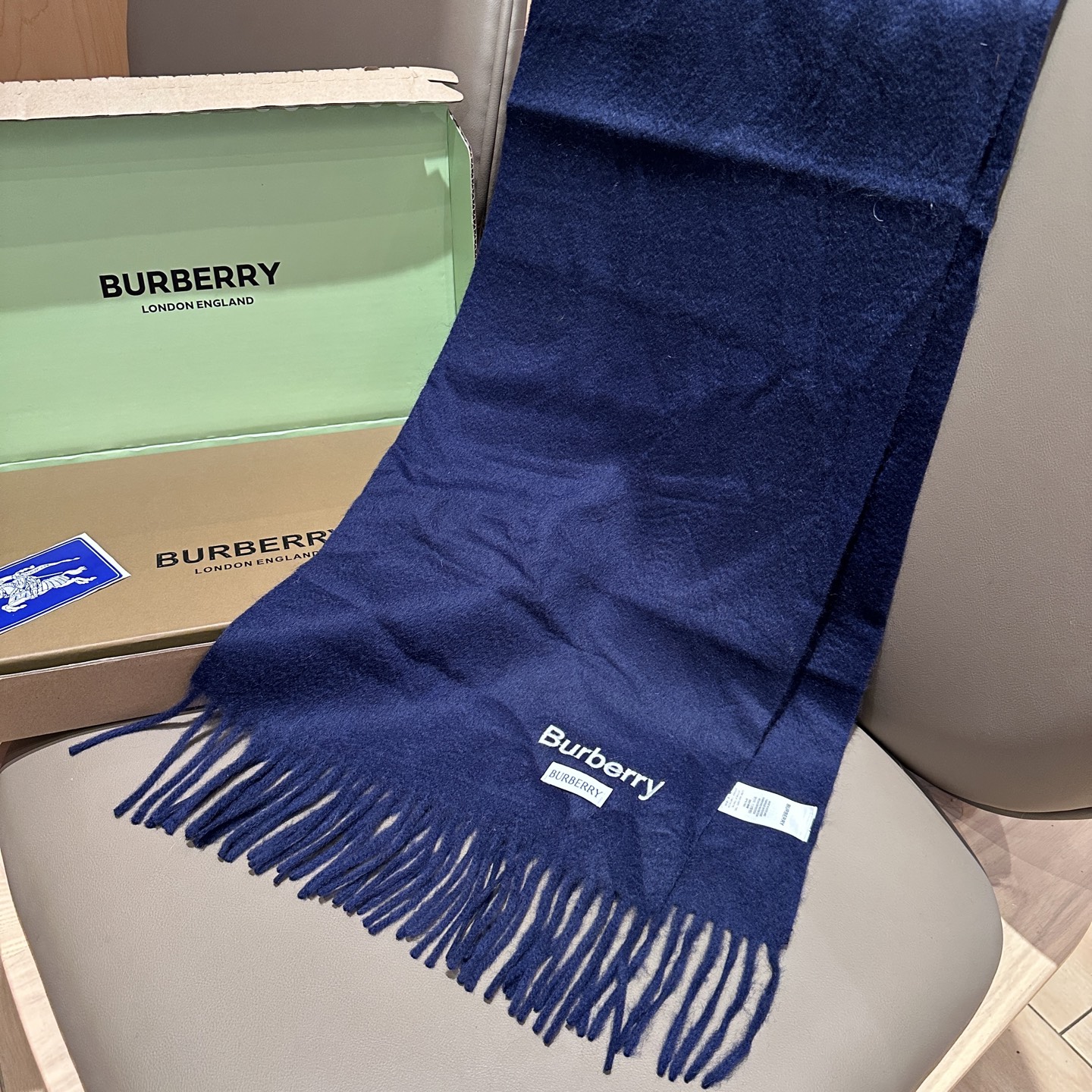 
Burberry · 巴宝莉围巾❗️好看的要疯掉了，太有型太有魅力了❗️❗️非常斯文时尚的秋冬单品！真