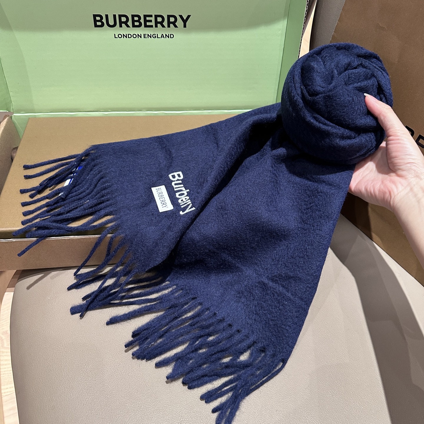 
Burberry · 巴宝莉围巾❗️好看的要疯掉了，太有型太有魅力了❗️❗️非常斯文时尚的秋冬单品！真