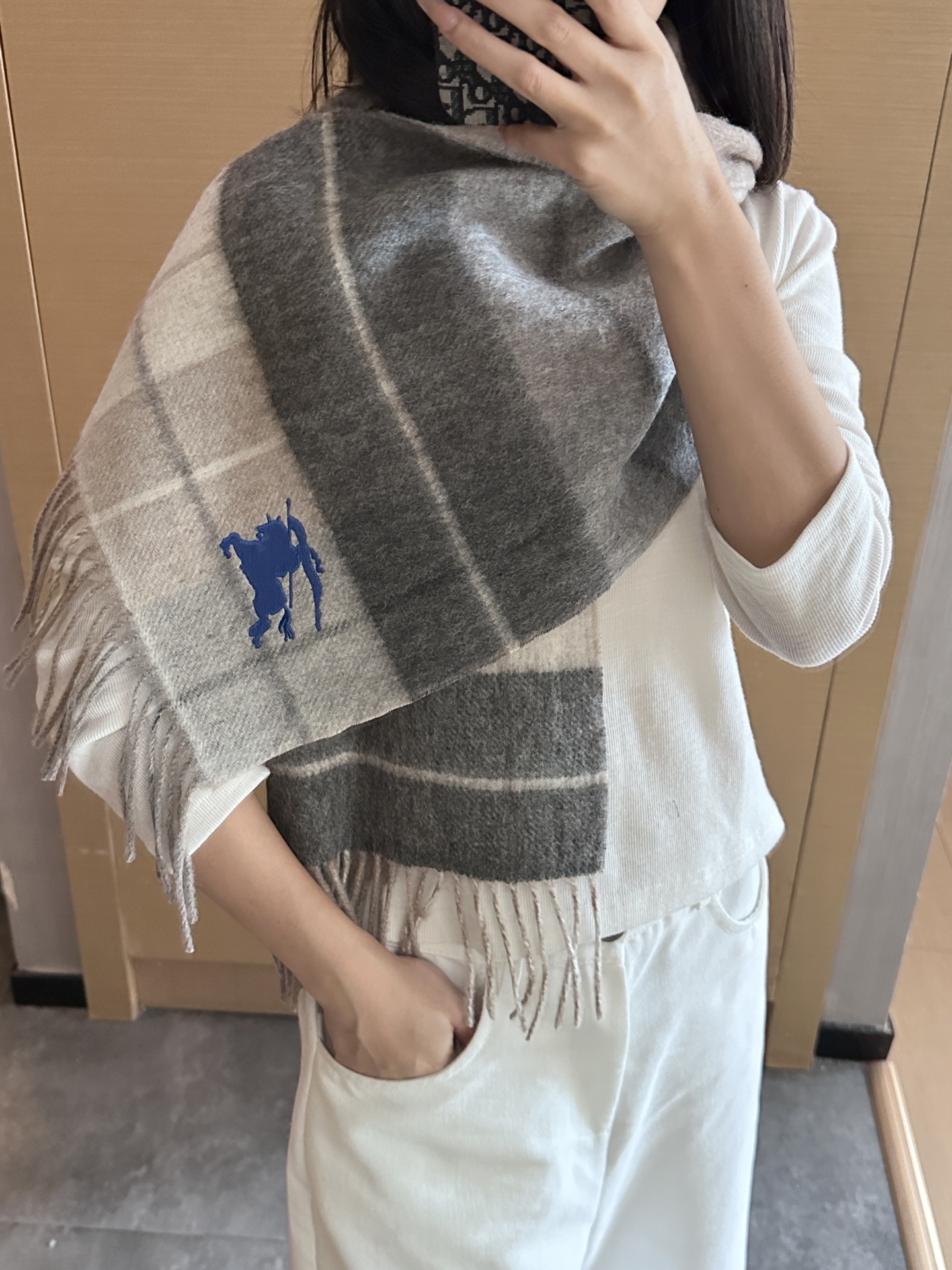 NO:339055,Burberry double color combination, double-sided jacquard scarf, the latest autumn and winter style, queue up to buy, absolutely excellent upper body effect, double-sided cashmere is extremely thick, heavy, super warm, two-color splicing, better layering, suitable for both men and women, specifications 35*180 high-version scarf, high-version scarf, burberry19860909巴宝莉双拼色 双面提花围巾 秋冬最新款 排队买 绝对的上身效果极佳 ,双面羊绒厚实无比,大克重 超级保暖 双色拼接 层次感更好 男女均适用 规格35*180高版本围巾,高版本围巾,burberry,scarf