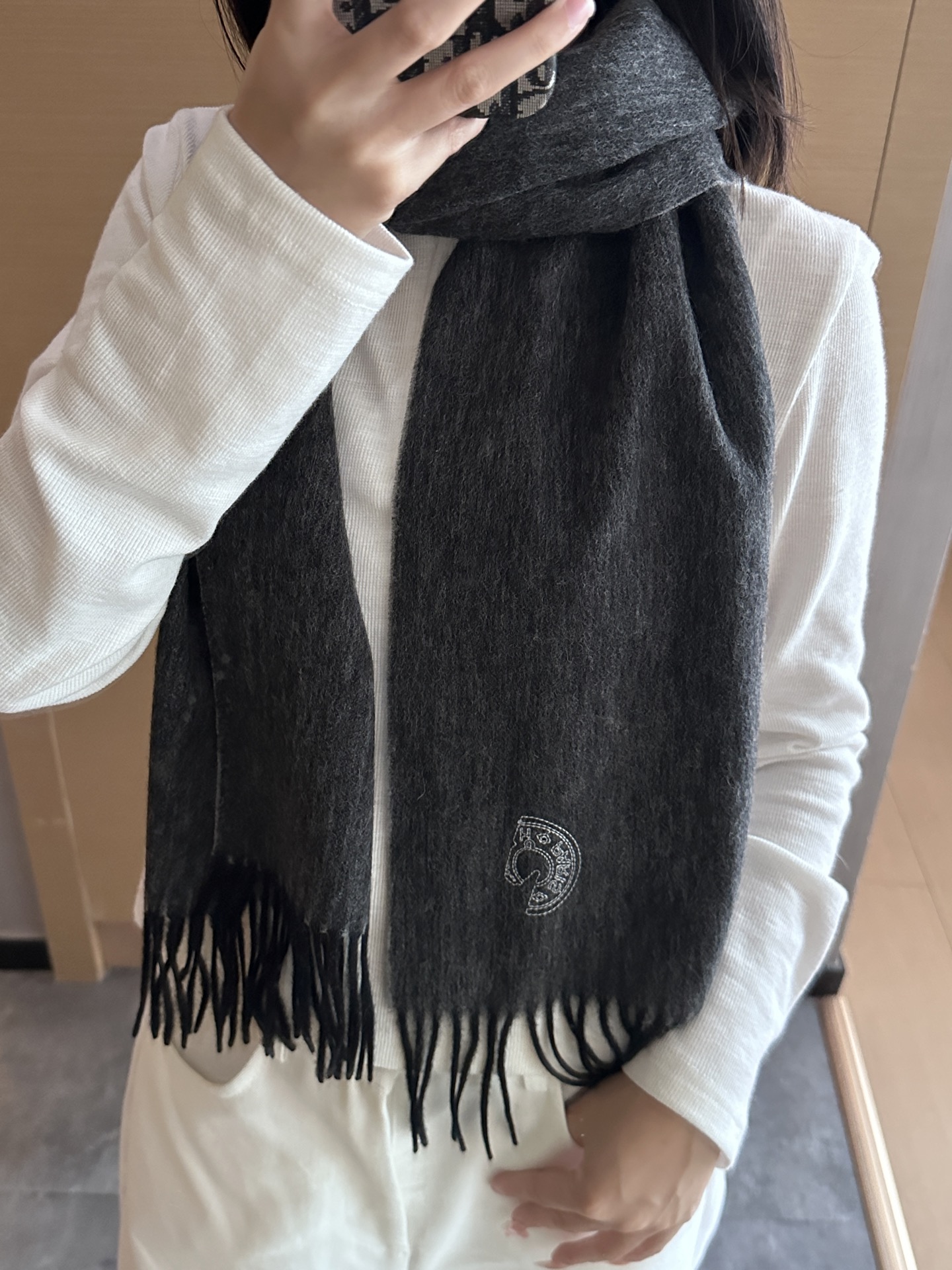 NO:339068,Hermes's heavy recommendations The wool material is very warm, soft and skin-friendly, universal for boys and girls without tying, size 30*180cm full of love high-version scarf, high-version scarf, hermes19860909爱马仕重磅推荐 羊毛材质非常保暖 柔软亲肤,不扎脖男孩女孩通用,size30*180cm满满的爱高版本围巾,高版本围巾,hermes,scarf