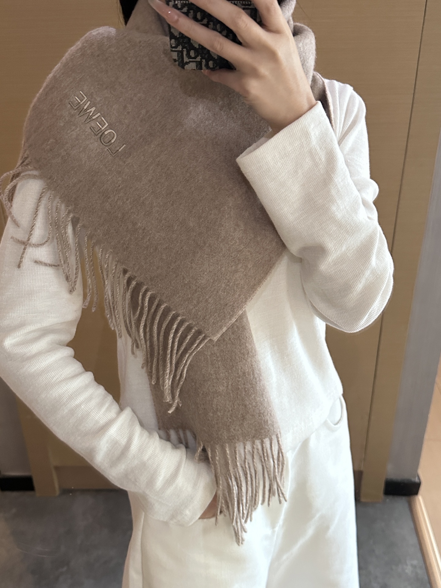 NO:339102,【Loewe · Luo Yiwei's rare gentle color scheme, low-key and elegant】It is recommended to double-sided color scheme, one scarf has two styles, high-end, comfortable and fashionable temperament, niche, but full of big brands, Super Amway loewe's soft scarf that touches the heart, extremely simple color matching with eye-catching color change logo, the finishing touch is indeed not lose its beauty, the pursuit of successful people, the color is absolutely, a bit unique fairy-like, the absolute best choice for couples, the color is elegant, not enchanting specifications 30x 180cm high-version scarf, high-version scarf, loewe, loewe19860909【Loewe · 罗意威难得一见的温柔配色,低调又不失优雅】重点推荐双面配色,一条围巾两种风格搭配,高级舒适时髦气质,名小众,却大牌范十足,超级安利loewe这款触动内心的柔美围巾,极其简单的颜色搭配抢眼的变色logo,点睛之笔确又不失美感,成功人士的追求,色彩绝对,有点独有的仙气,绝对的情侣款不二之选,颜色淡雅,不妖娆规格30x 180cm高版本围巾,高版本围巾,loewe,loewe,scarf