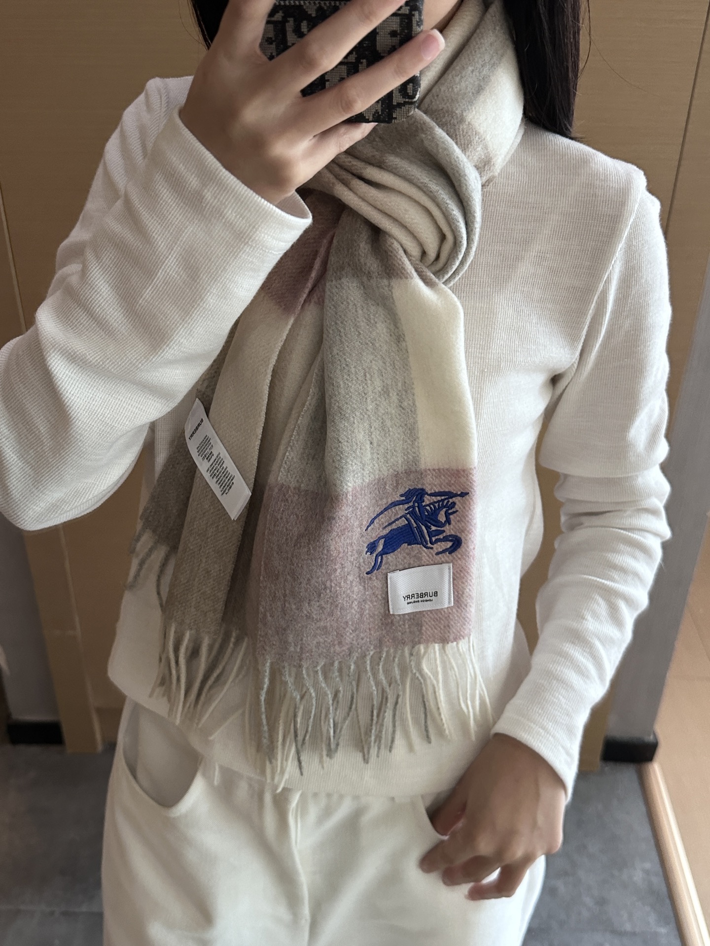 NO:339111,Burberry · Burberry scarf is so beautiful that it is going crazy. It is so stylish and charming. It is very gentle and fashionable autumn and winter items!  I really like it, very Classical men's design. There are few things for men and the touch is really amazing. The upper body effect is really good no matter how you surround it!  !  This style is really bought with your eyes closed, and it is easy to control at any age!  !  !  30*180cm high-version scarf, high-version scarf, burberry, burberry19860909Burberry · 巴宝莉围巾好看的要疯掉了,太有型太有魅力了非常斯文时尚的秋冬单品！真的很喜欢,非常Classical的男款设计.男人的东西少而精手感真的绝了上身效果真的随便怎么围都好看！！这种款式真的闭着眼买,任何年龄层都轻松驾驭！！！30*180cm高版本围巾,高版本围巾,burberry,burberry,scarf