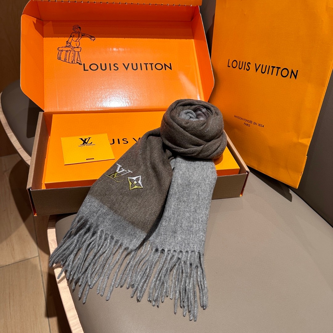 
Lv围巾❗️好看的要疯掉了，太有型太有魅力了❗️❗️非常斯文时尚的秋冬单品！真的很喜欢，非常Class