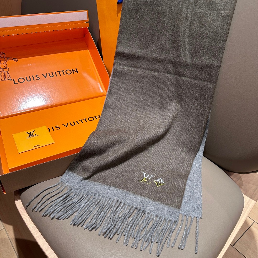 
Lv围巾❗️好看的要疯掉了，太有型太有魅力了❗️❗️非常斯文时尚的秋冬单品！真的很喜欢，非常Class