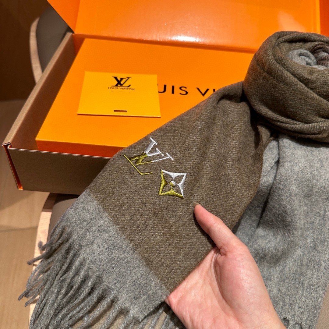 
Lv围巾❗️好看的要疯掉了，太有型太有魅力了❗️❗️非常斯文时尚的秋冬单品！真的很喜欢，非常Class