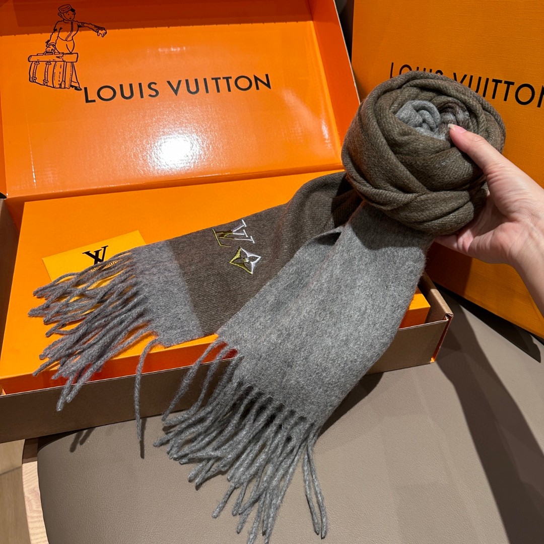 
Lv围巾❗️好看的要疯掉了，太有型太有魅力了❗️❗️非常斯文时尚的秋冬单品！真的很喜欢，非常Class