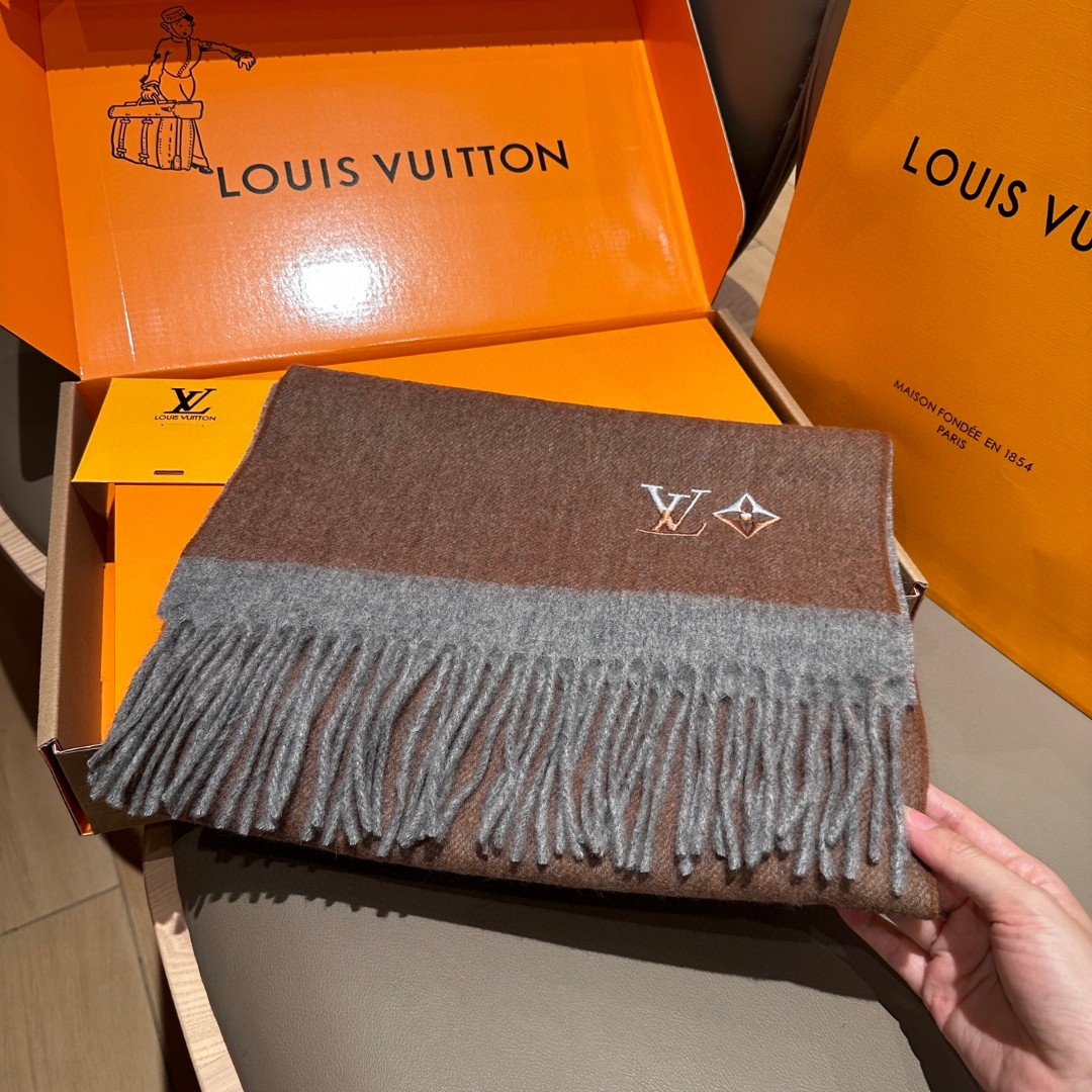 
Lv围巾❗️好看的要疯掉了，太有型太有魅力了❗️❗️非常斯文时尚的秋冬单品！真的很喜欢，非常Class
