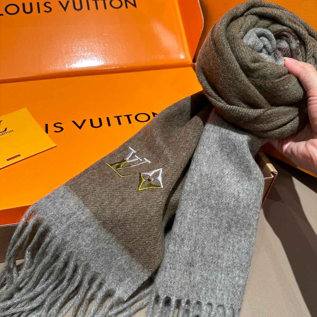 
Lv围巾❗️好看的要疯掉了，太有型太有魅力了❗️❗️非常斯文时尚的秋冬单品！真的很喜欢，非常Class
