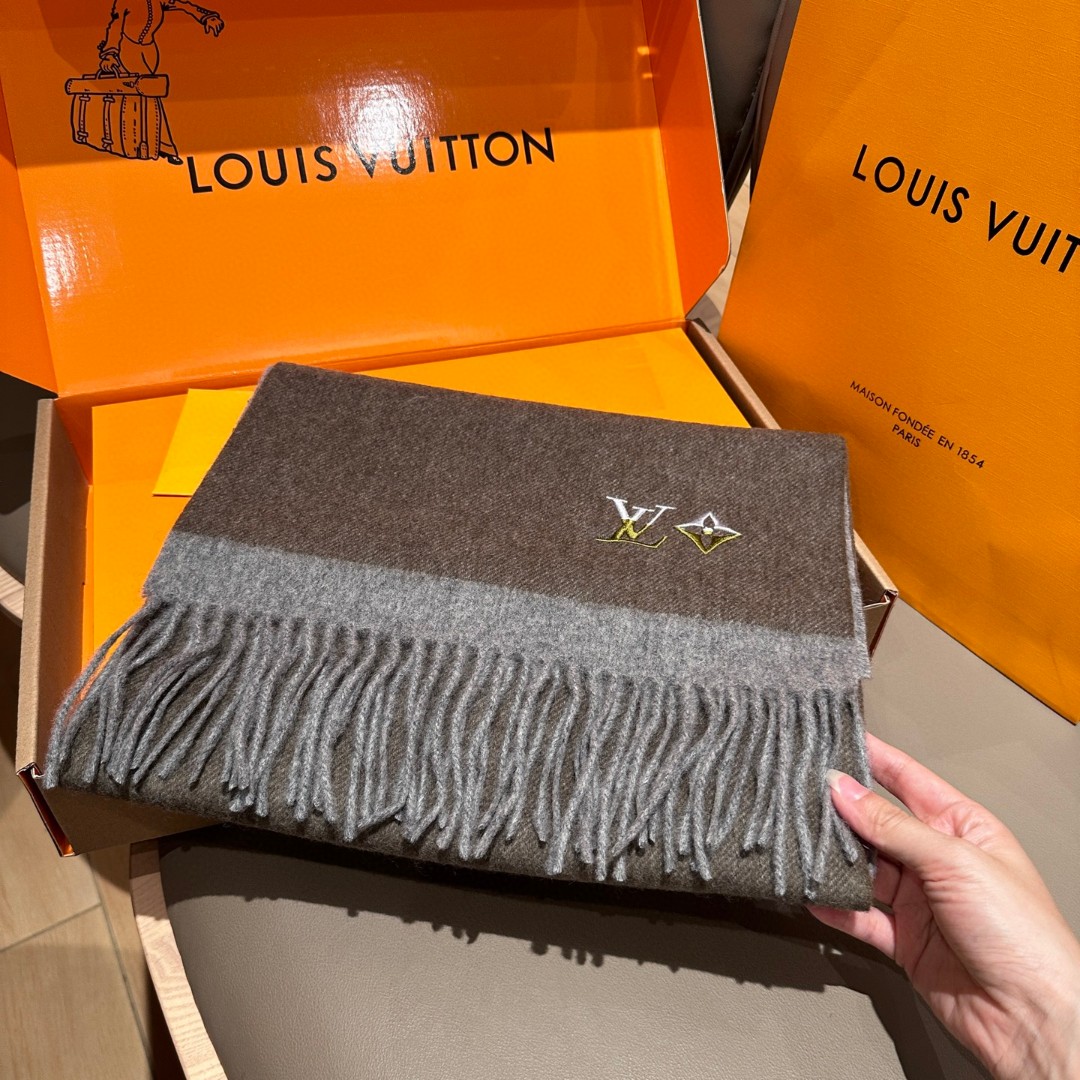 
Lv围巾❗️好看的要疯掉了，太有型太有魅力了❗️❗️非常斯文时尚的秋冬单品！真的很喜欢，非常Class