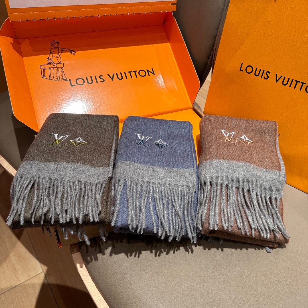 
Lv围巾❗️好看的要疯掉了，太有型太有魅力了❗️❗️非常斯文时尚的秋冬单品！真的很喜欢，非常Class