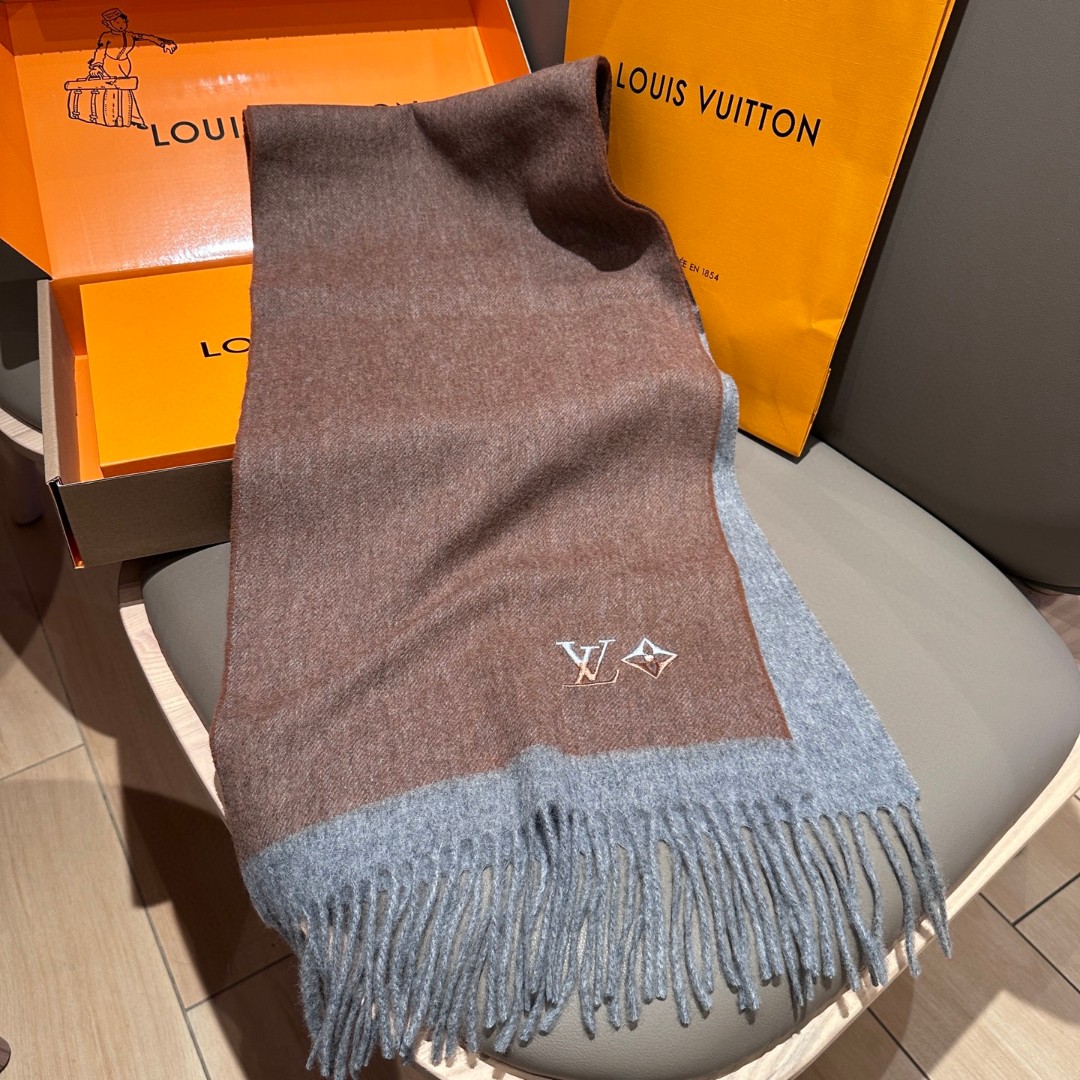 
Lv围巾❗️好看的要疯掉了，太有型太有魅力了❗️❗️非常斯文时尚的秋冬单品！真的很喜欢，非常Class