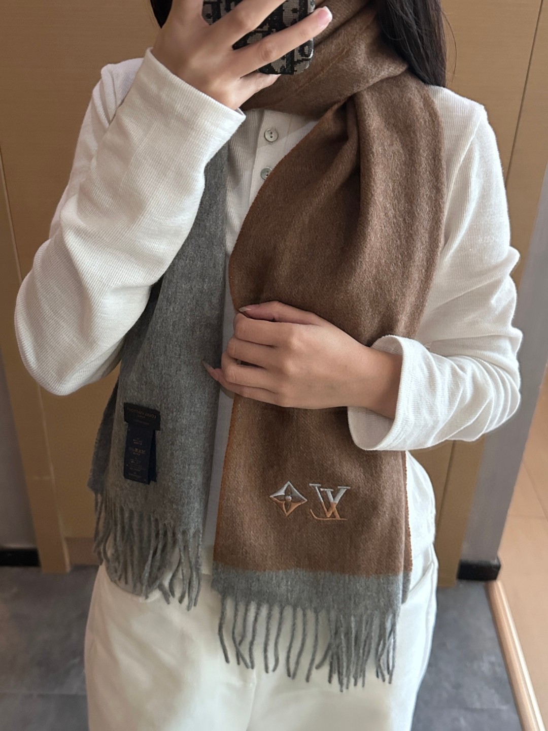 
Lv围巾❗️好看的要疯掉了，太有型太有魅力了❗️❗️非常斯文时尚的秋冬单品！真的很喜欢，非常Class