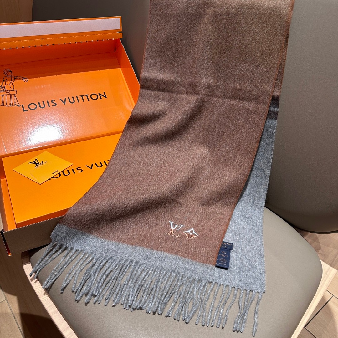 
Lv围巾❗️好看的要疯掉了，太有型太有魅力了❗️❗️非常斯文时尚的秋冬单品！真的很喜欢，非常Class