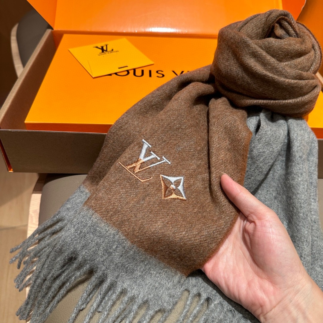 
Lv围巾❗️好看的要疯掉了，太有型太有魅力了❗️❗️非常斯文时尚的秋冬单品！真的很喜欢，非常Class