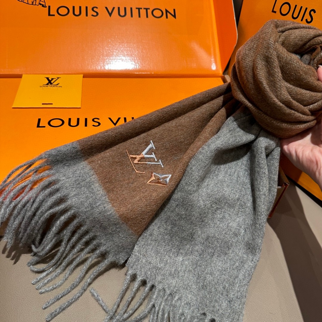 
Lv围巾❗️好看的要疯掉了，太有型太有魅力了❗️❗️非常斯文时尚的秋冬单品！真的很喜欢，非常Class