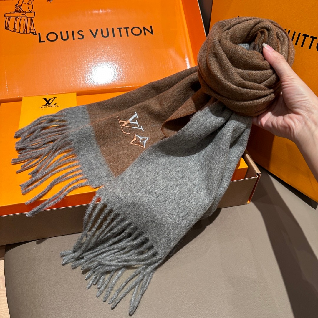 
Lv围巾❗️好看的要疯掉了，太有型太有魅力了❗️❗️非常斯文时尚的秋冬单品！真的很喜欢，非常Class