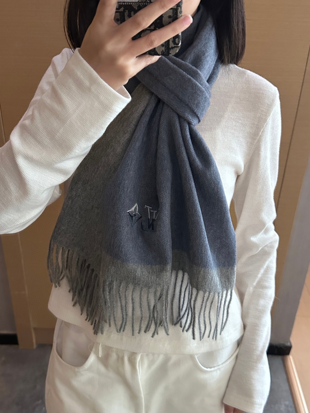 
Lv围巾❗️好看的要疯掉了，太有型太有魅力了❗️❗️非常斯文时尚的秋冬单品！真的很喜欢，非常Class