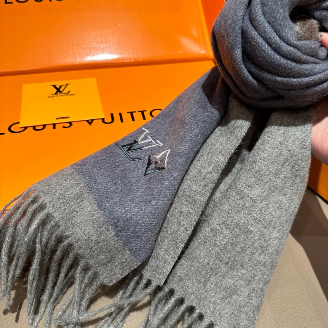 
Lv围巾❗️好看的要疯掉了，太有型太有魅力了❗️❗️非常斯文时尚的秋冬单品！真的很喜欢，非常Class