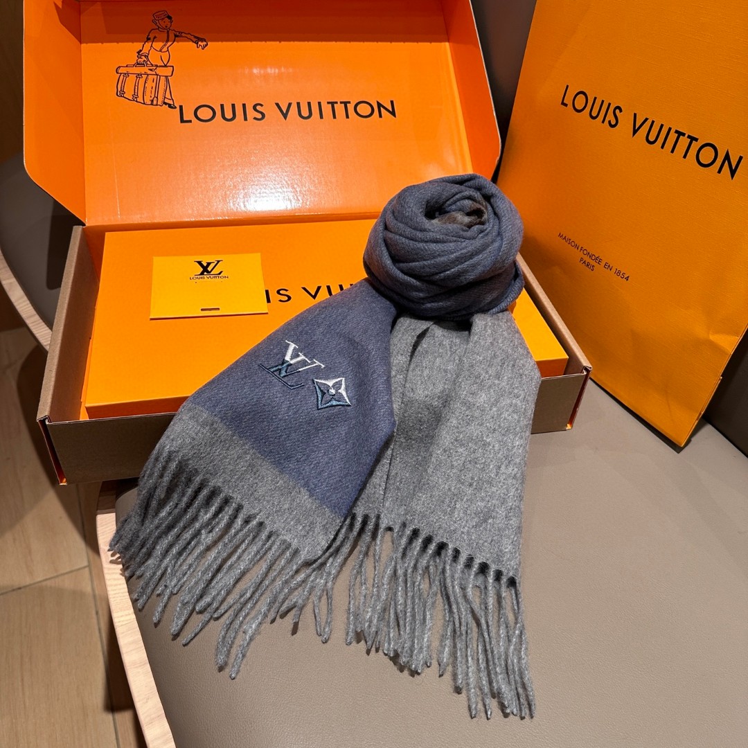 
Lv围巾❗️好看的要疯掉了，太有型太有魅力了❗️❗️非常斯文时尚的秋冬单品！真的很喜欢，非常Class