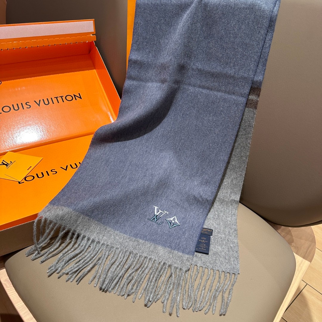 
Lv围巾❗️好看的要疯掉了，太有型太有魅力了❗️❗️非常斯文时尚的秋冬单品！真的很喜欢，非常Class