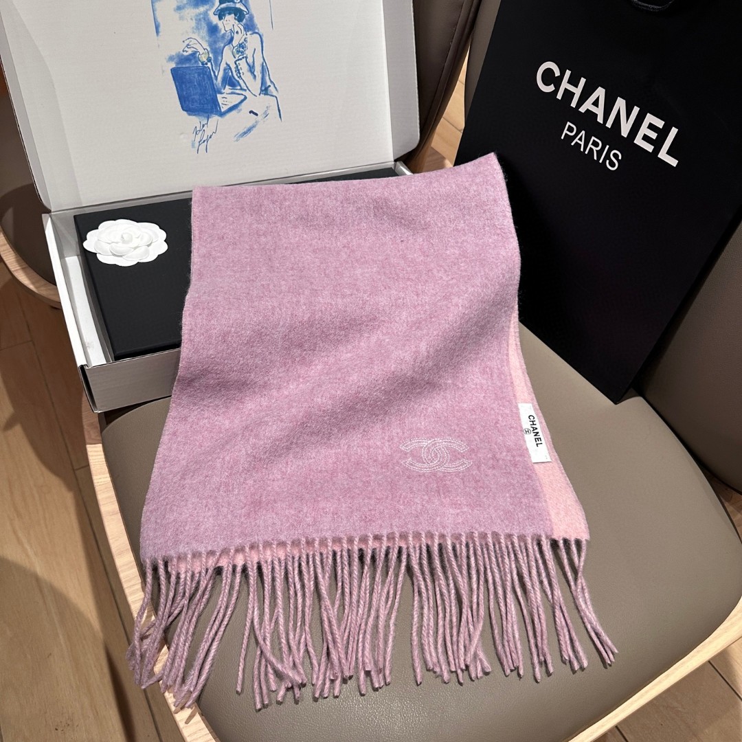 
 【▪Chanel · 香奈儿难得一见的温柔配色，超级迷恋❗️气质低调恬静又不失优雅❗️】重点推荐❗️