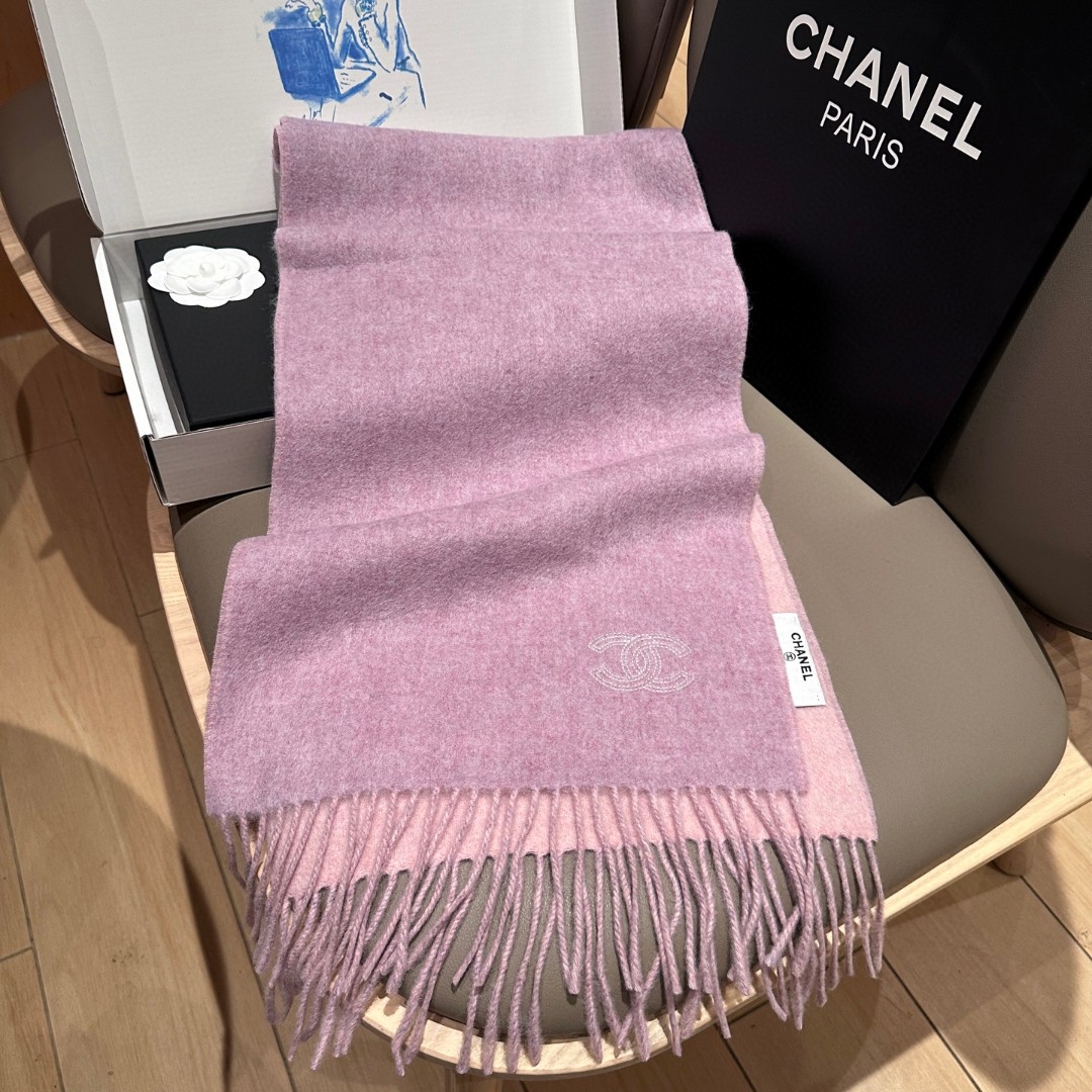 
 【▪Chanel · 香奈儿难得一见的温柔配色，超级迷恋❗️气质低调恬静又不失优雅❗️】重点推荐❗️