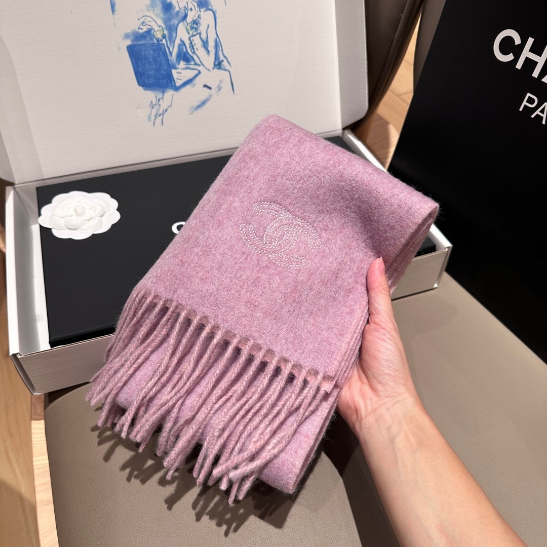 
 【▪Chanel · 香奈儿难得一见的温柔配色，超级迷恋❗️气质低调恬静又不失优雅❗️】重点推荐❗️