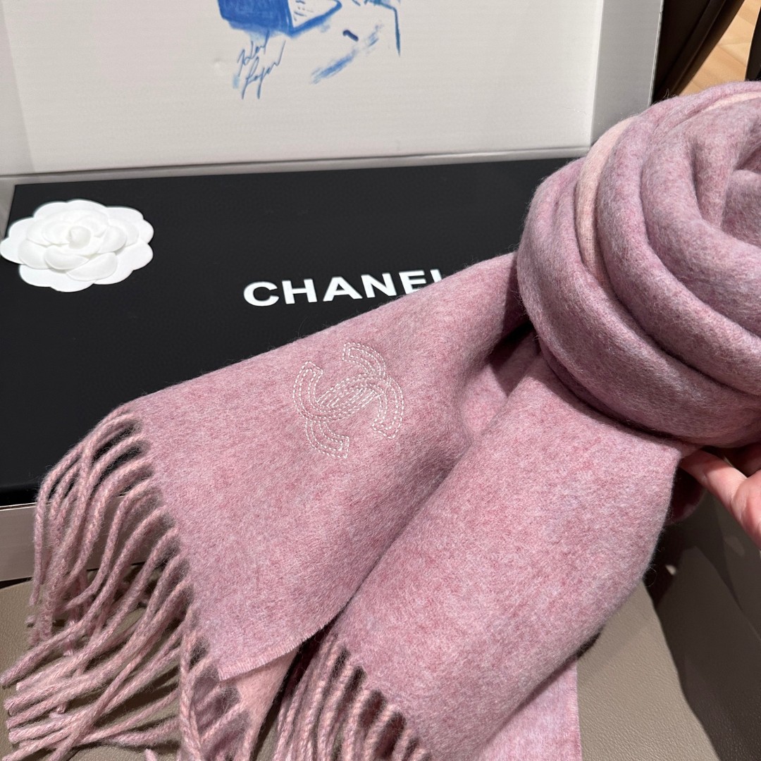 
 【▪Chanel · 香奈儿难得一见的温柔配色，超级迷恋❗️气质低调恬静又不失优雅❗️】重点推荐❗️