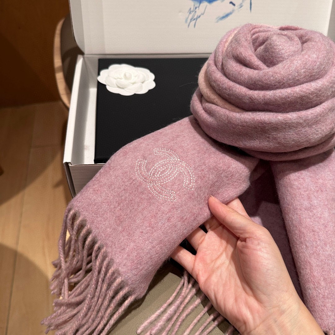 
 【▪Chanel · 香奈儿难得一见的温柔配色，超级迷恋❗️气质低调恬静又不失优雅❗️】重点推荐❗️