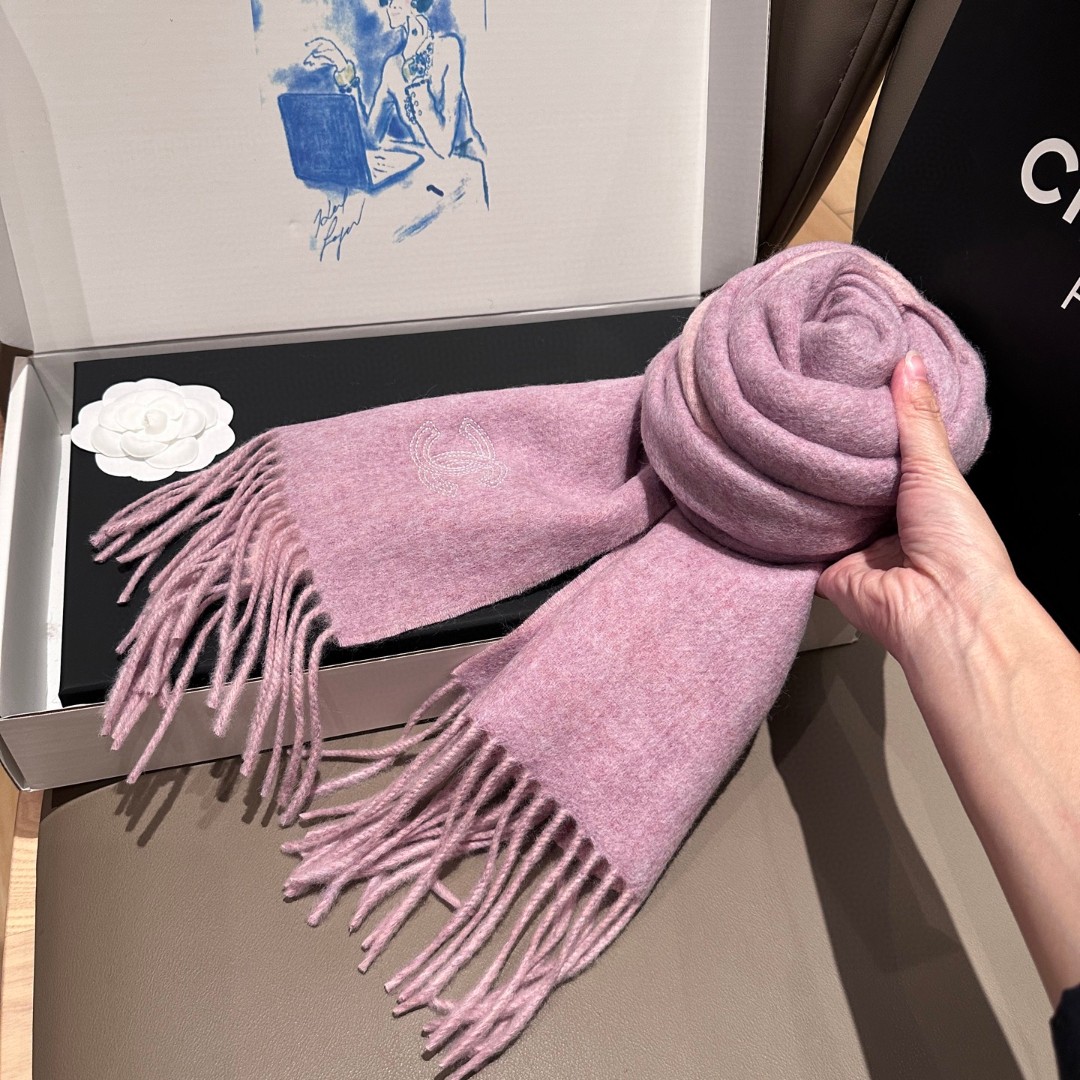 
 【▪Chanel · 香奈儿难得一见的温柔配色，超级迷恋❗️气质低调恬静又不失优雅❗️】重点推荐❗️