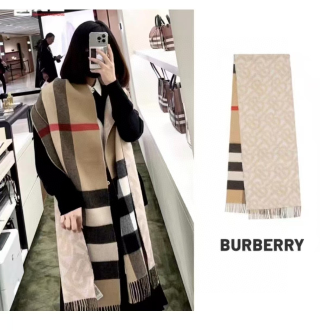 
双面围巾！一面是最新Tb印花一面是经典格子！非常有格调的设计！180*30cm，50%羊绒➕50%羊毛