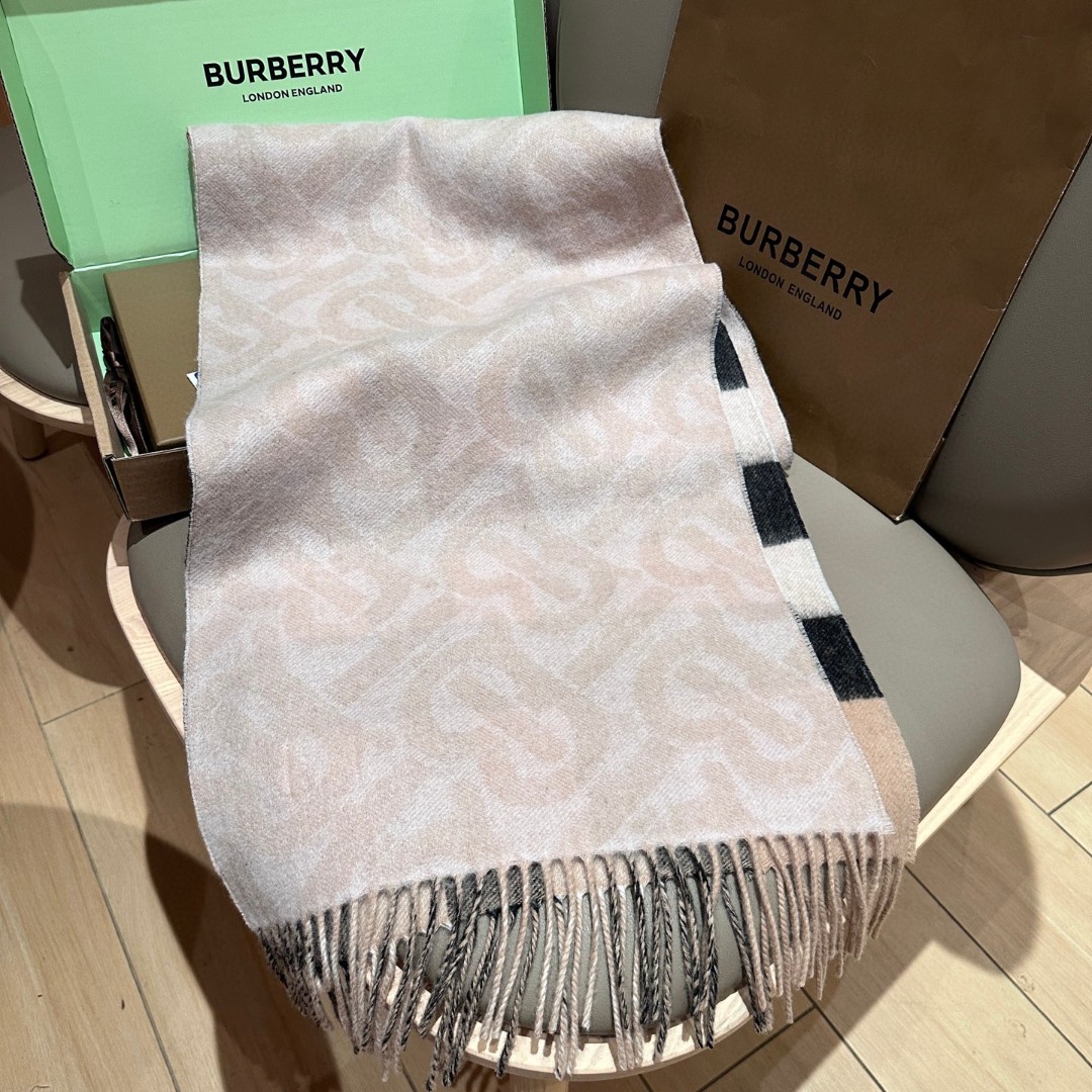 
双面围巾！一面是最新Tb印花一面是经典格子！非常有格调的设计！180*30cm，50%羊绒➕50%羊毛