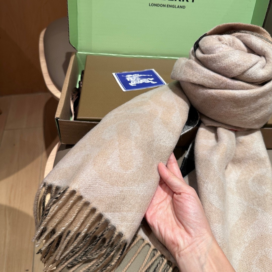 
双面围巾！一面是最新Tb印花一面是经典格子！非常有格调的设计！180*30cm，50%羊绒➕50%羊毛