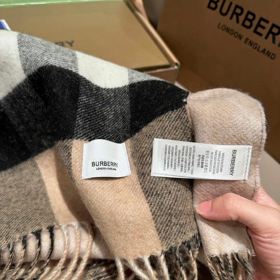 
双面围巾！一面是最新Tb印花一面是经典格子！非常有格调的设计！180*30cm，50%羊绒➕50%羊毛