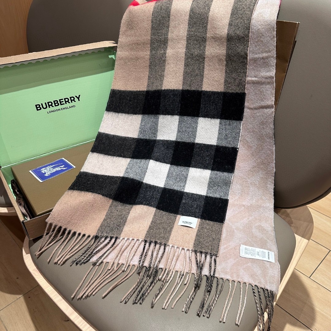 
双面围巾！一面是最新Tb印花一面是经典格子！非常有格调的设计！180*30cm，50%羊绒➕50%羊毛