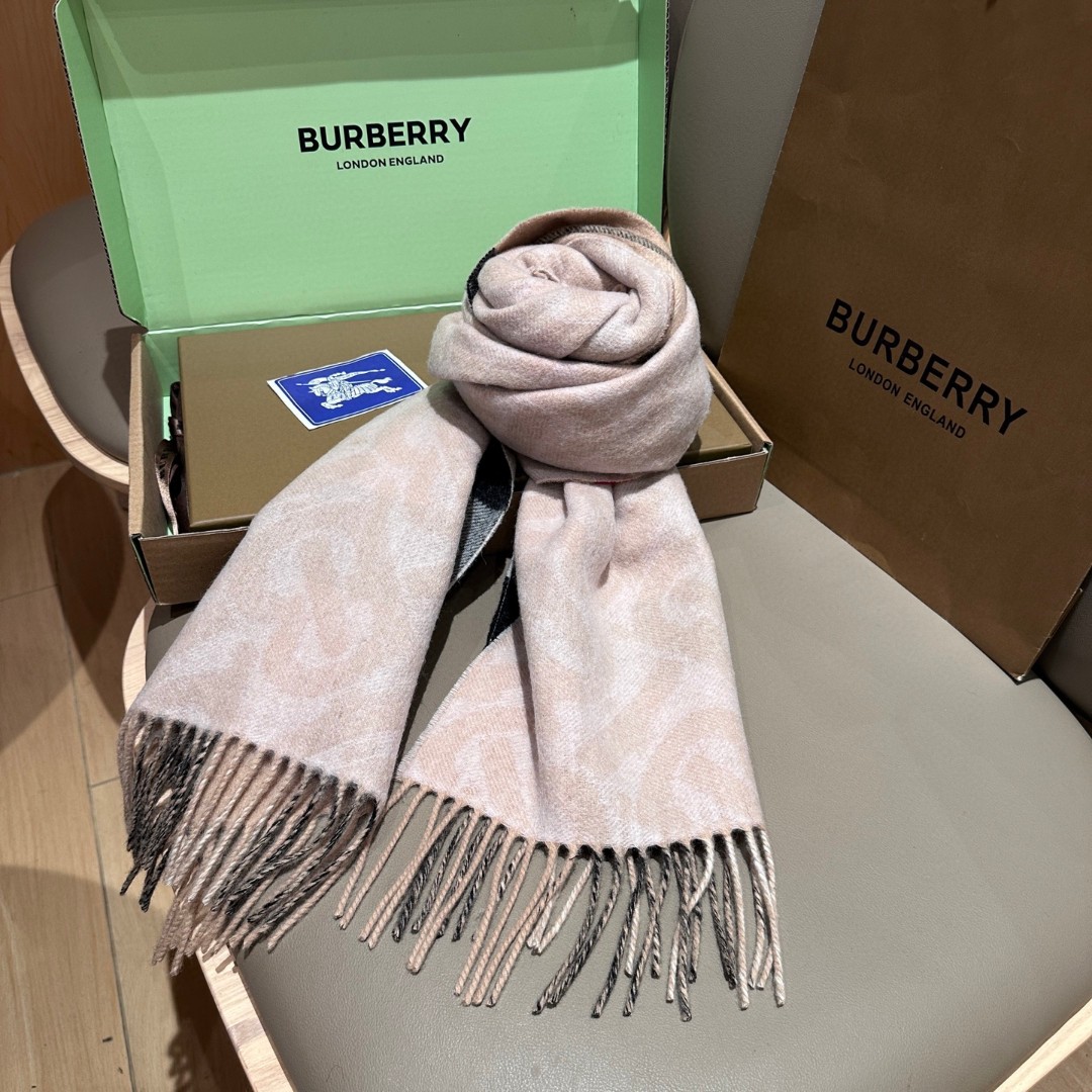 
双面围巾！一面是最新Tb印花一面是经典格子！非常有格调的设计！180*30cm，50%羊绒➕50%羊毛