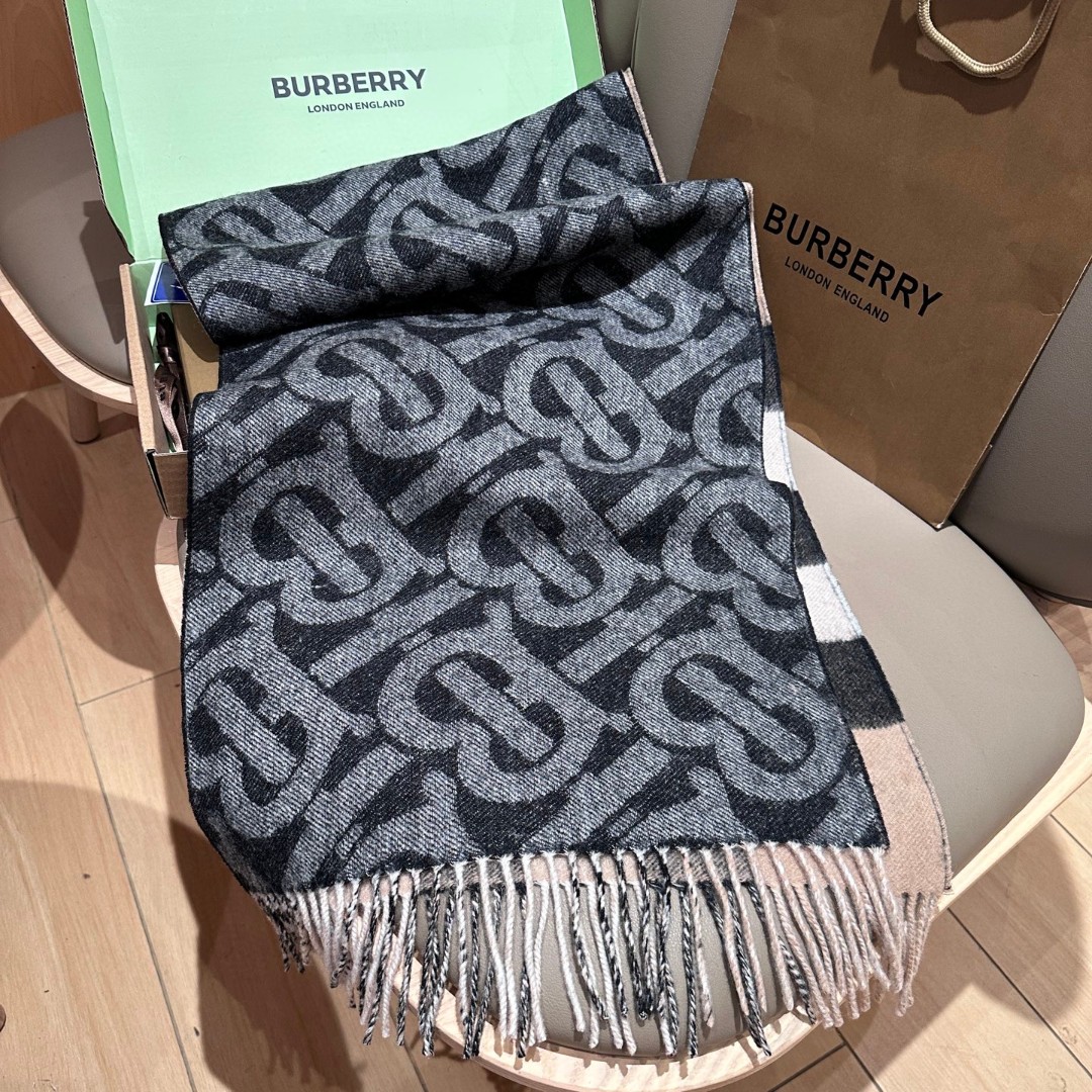 
双面围巾！一面是最新Tb印花一面是经典格子！非常有格调的设计！180*30cm，50%羊绒➕50%羊毛