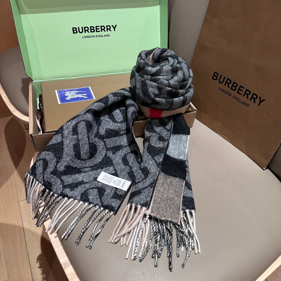 
双面围巾！一面是最新Tb印花一面是经典格子！非常有格调的设计！180*30cm，50%羊绒➕50%羊毛