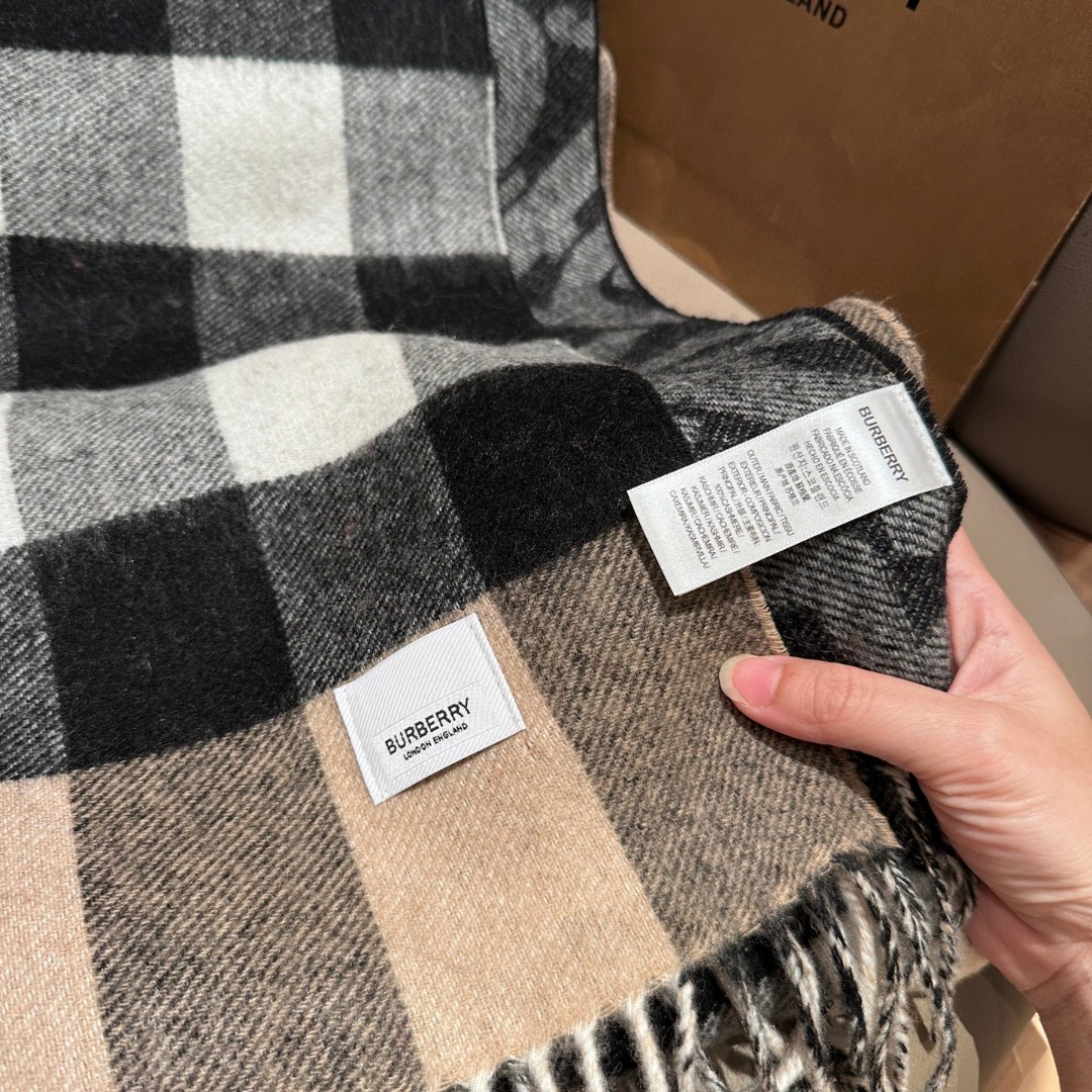 
双面围巾！一面是最新Tb印花一面是经典格子！非常有格调的设计！180*30cm，50%羊绒➕50%羊毛