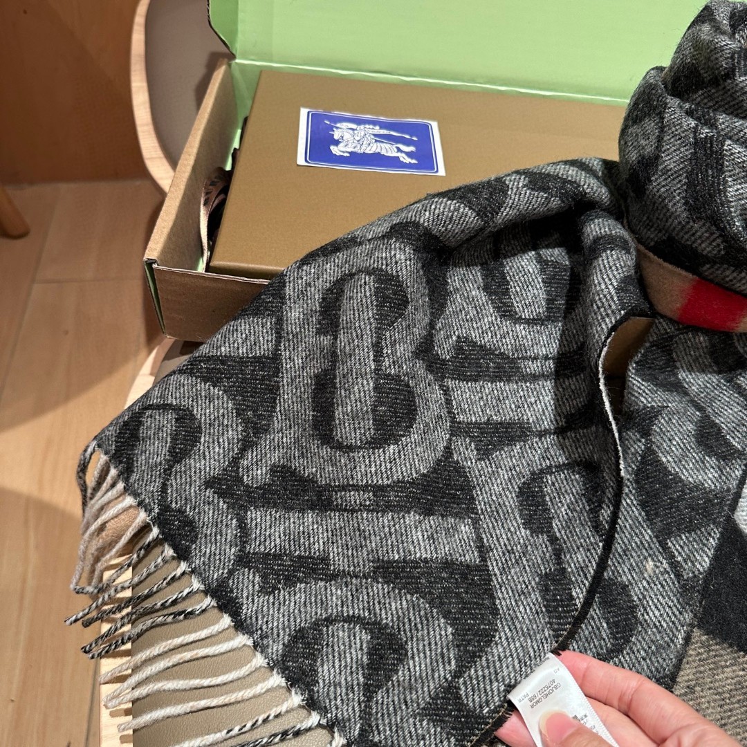 
双面围巾！一面是最新Tb印花一面是经典格子！非常有格调的设计！180*30cm，50%羊绒➕50%羊毛