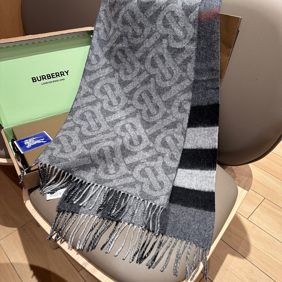 
双面围巾！一面是最新Tb印花一面是经典格子！非常有格调的设计！180*30cm，50%羊绒➕50%羊毛