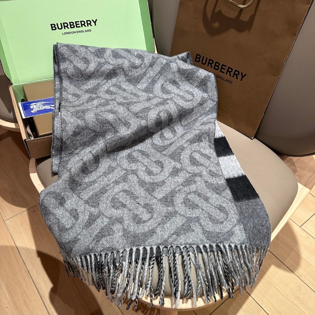 
双面围巾！一面是最新Tb印花一面是经典格子！非常有格调的设计！180*30cm，50%羊绒➕50%羊毛